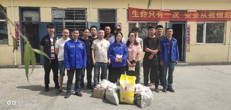 情系一线 暑期送清凉 ----记前旗工会到果博官网公司慰问一线员工
