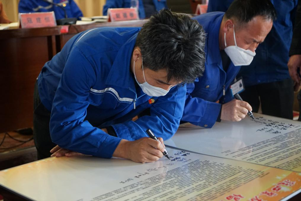 喜讯！果博官网矿业员工 高亮荣获“天下热爱企业优异员工”声誉称呼