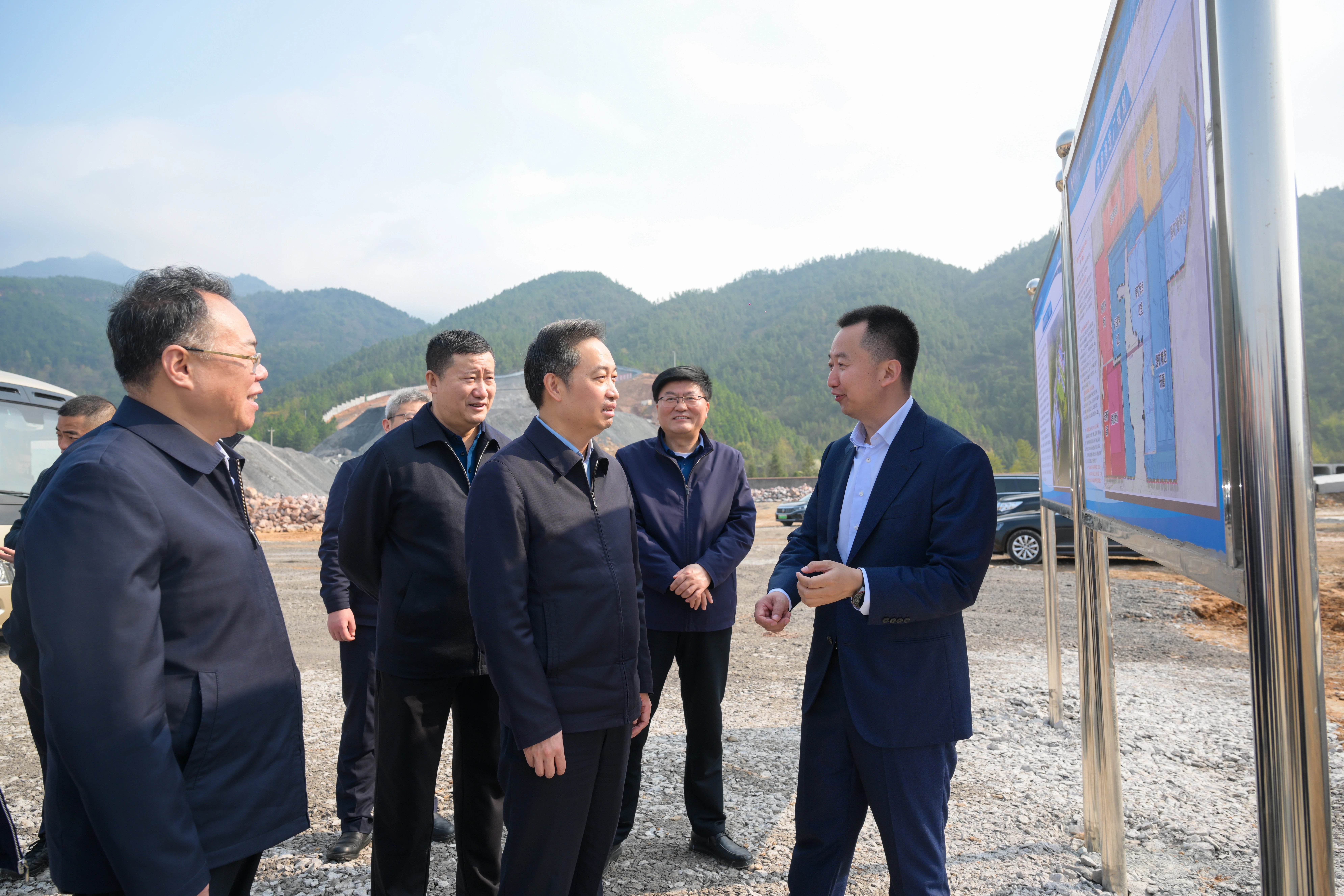 加速项目进度，，，，，加速全工业链升级 ——郴州市委书记吴巨培调研湖南果博官网赫项目建设情形